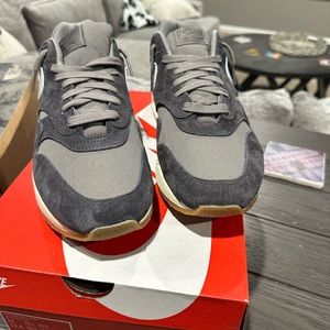 Two toned gray EUC Box included Air Max 1 Size 11